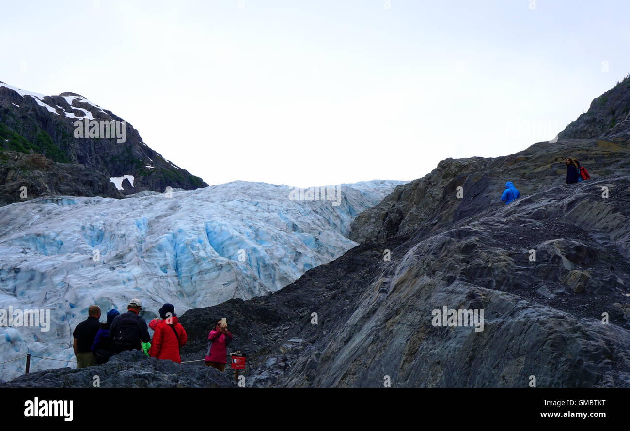 Reisende, die Wandern in Richtung Exit-Gletscher (einem zurückweichenden Gletscher), Kenai-Fjords-Nationalpark, Alaska, USA Stockfoto