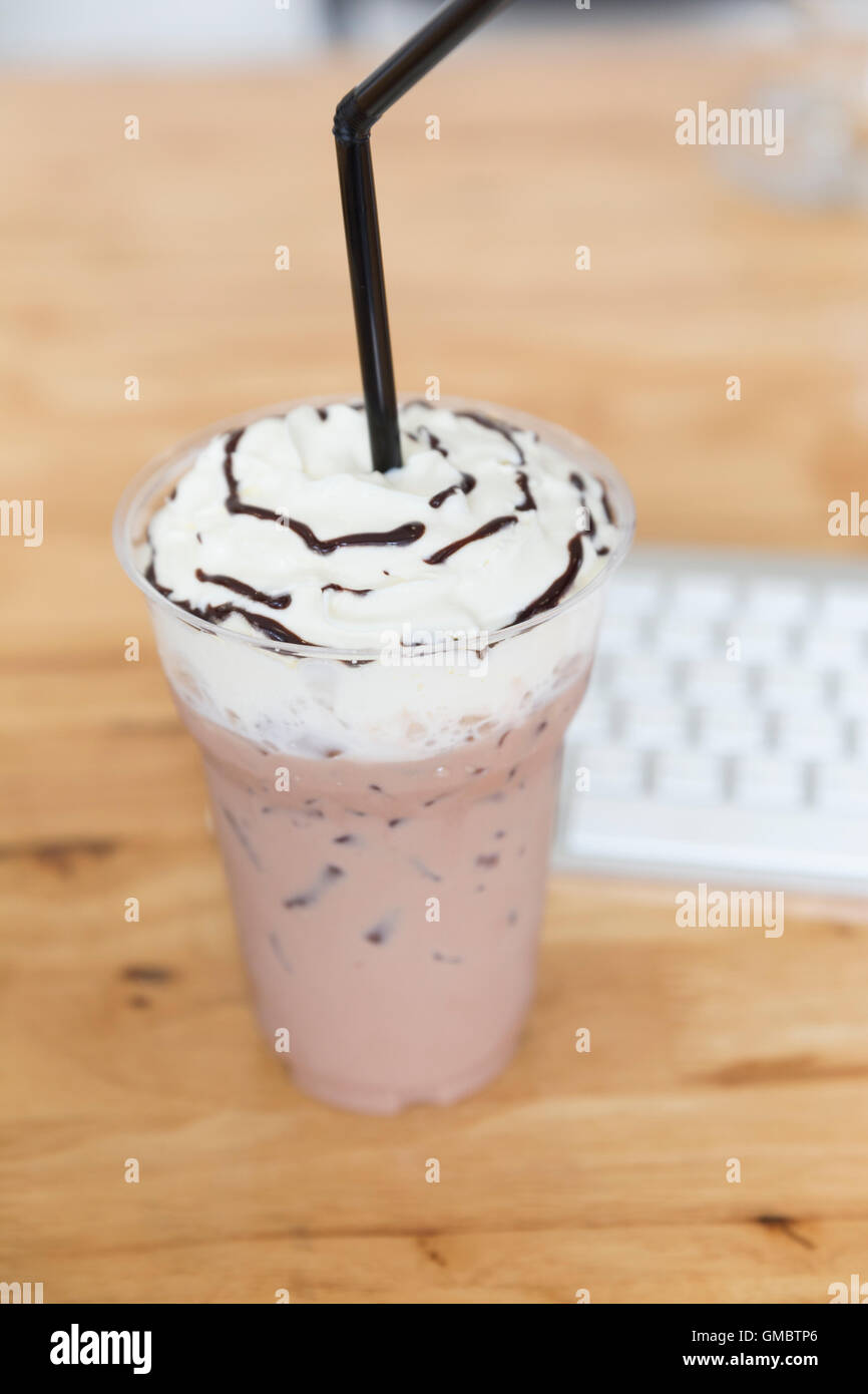 Geeiste Kakaogetränk mit Schlagsahne und Schokolade Soße Richtfest Stockfoto