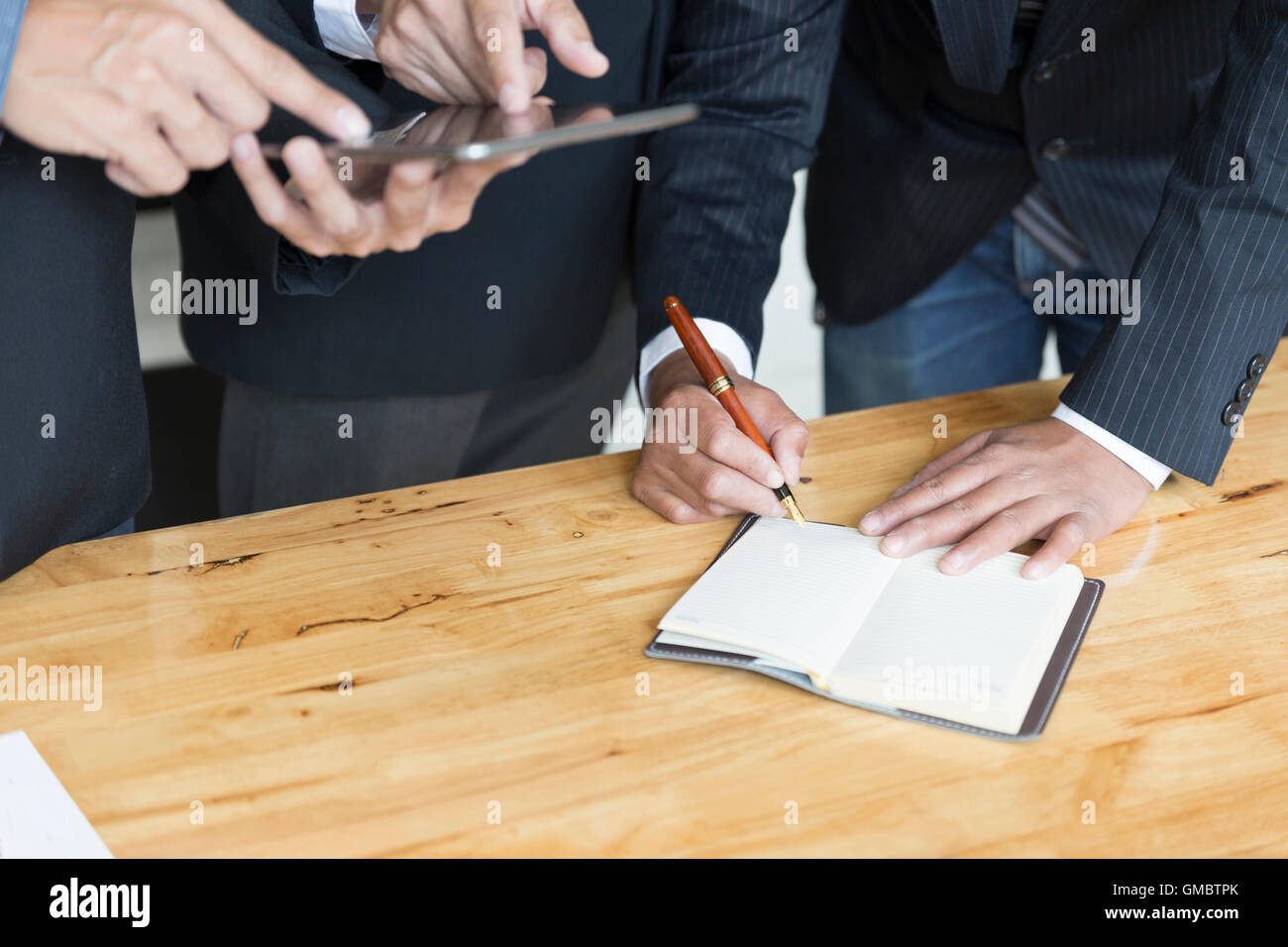 Gruppe von Unternehmer treffen, Analyse und Diskussion mit Tablet und notebook Stockfoto