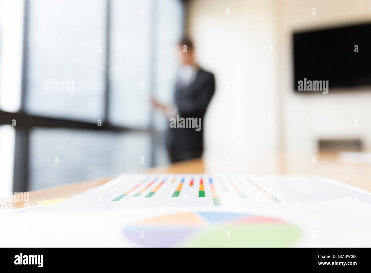 Business Analyse Diagrammbericht mit Hintergrund der Geschäftsmann im Anzug stehen neben Bürofenster Stockfoto