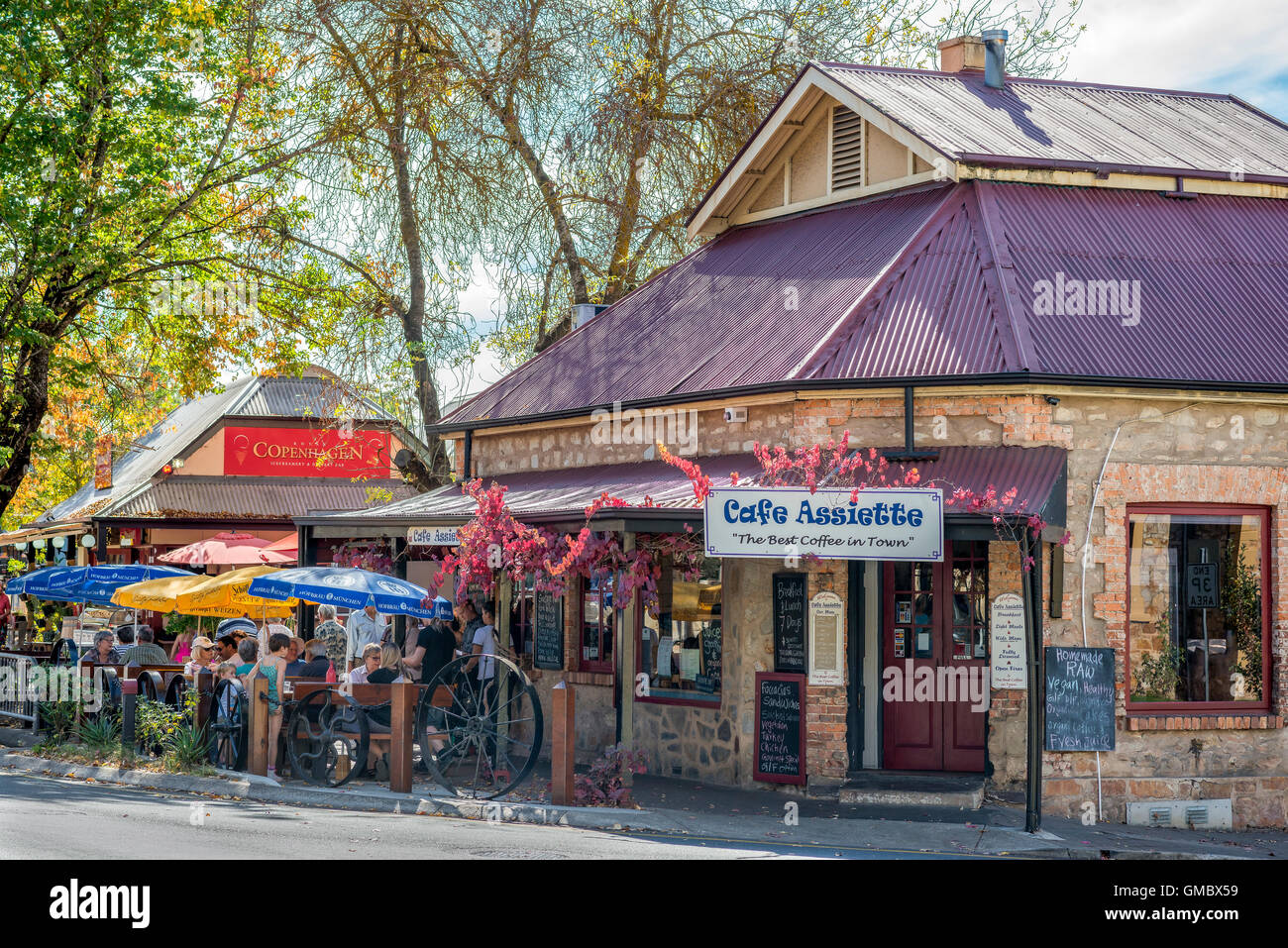 Ein Café in Hahndorf South Australia, eine malerische Adelaide Hills-Siedlung, wo Touristen genießen Sie deutsche Küche und Kultur. Stockfoto