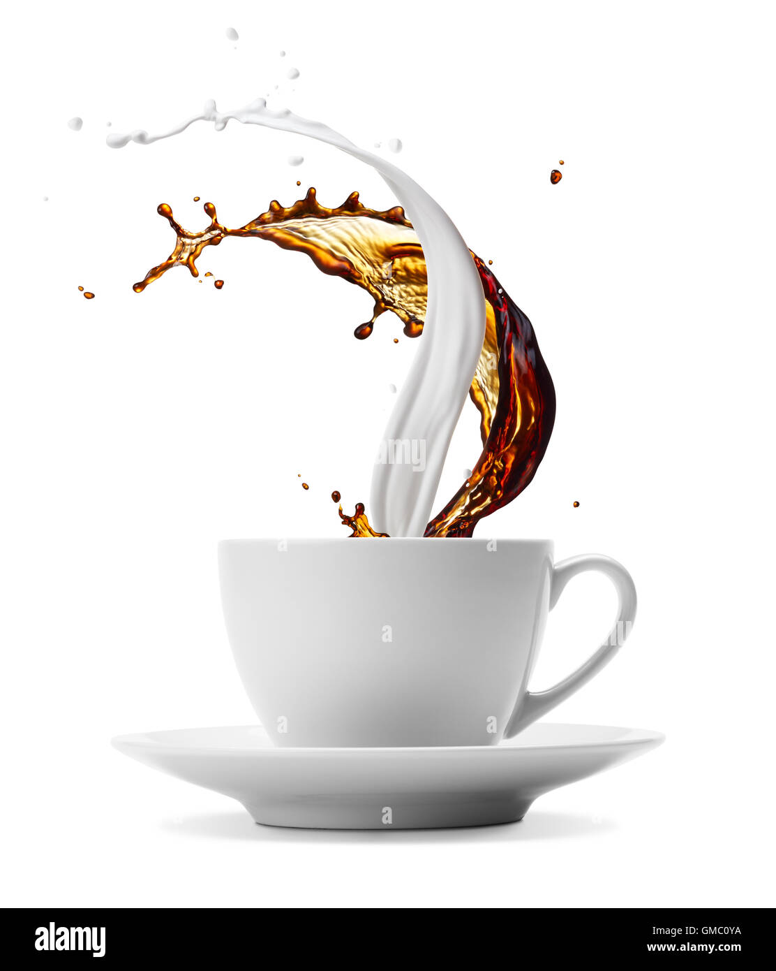 Tasse Kaffee und Milch spritzt isoliert auf weiss Stockfoto