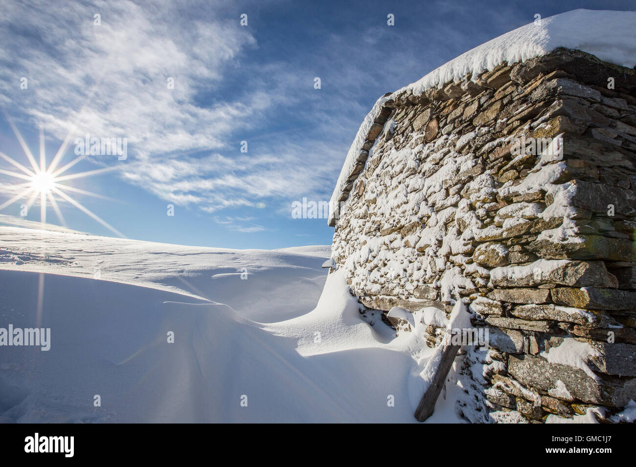 Verschneite Hütte nach einem schweren Schneefall Motta di Olano Gerola Tal Valtellina Orobie Alpen Lombardei Italien Europa Stockfoto