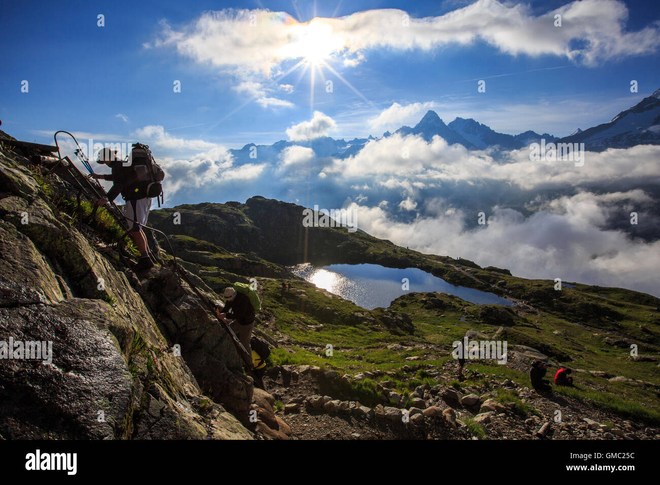Niedrige Wolken und Nebel um Lac de cheserys während Wanderer klettern auf den Felsen chamonix Haute Savoie Frankreich Europa Stockfoto