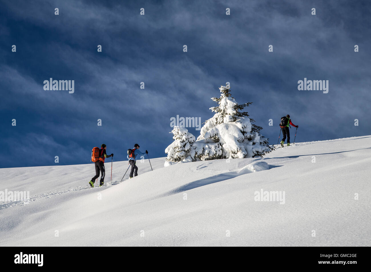 Alpin-Skifahrer durch die verschneite Landschaft Gerola Tal Valtellina Orobie Alpen Lombardei Italien Europa Stockfoto