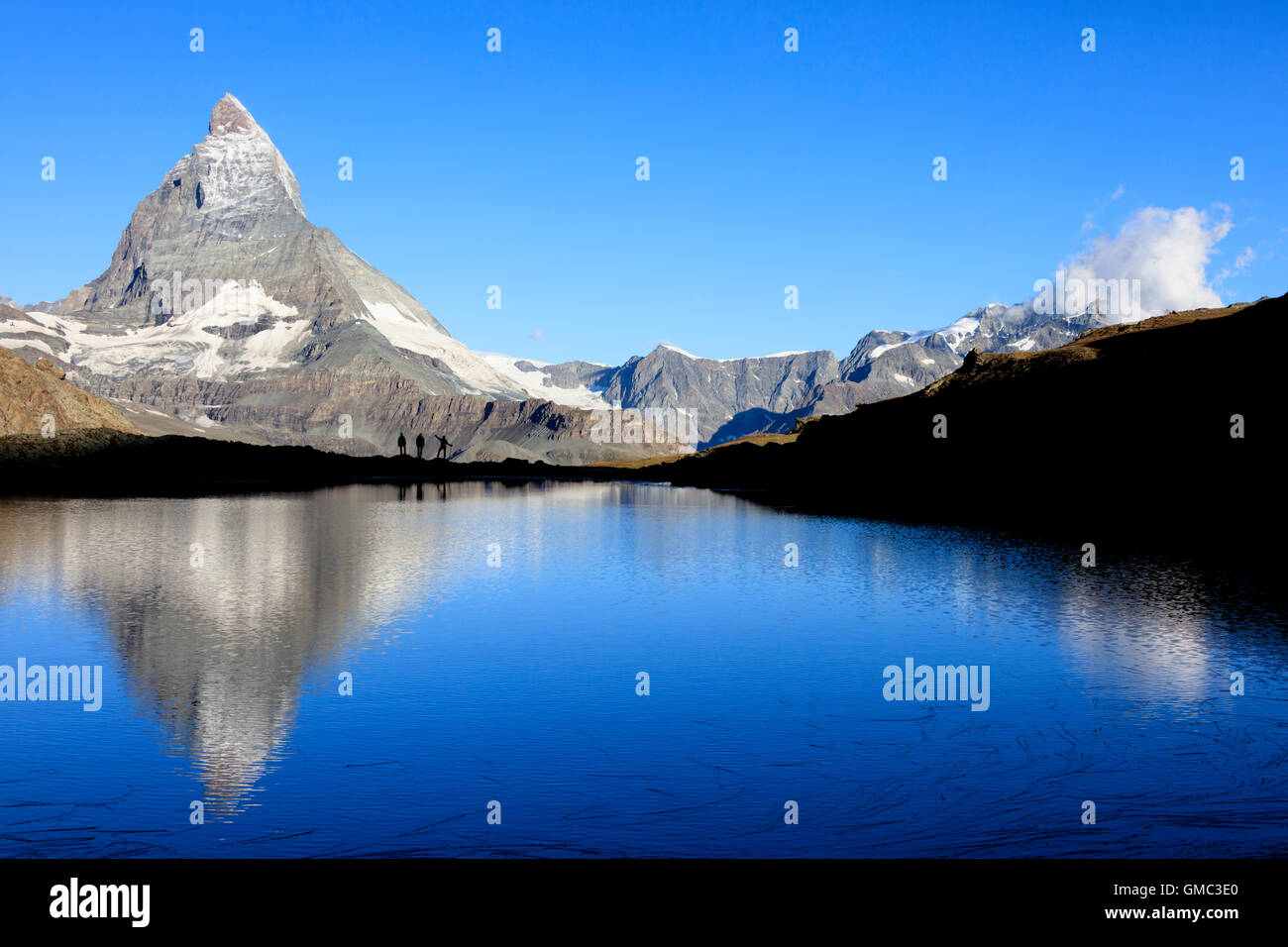 Wanderer bewundern das Matterhorn spiegelt sich im See Stellisee Zermatt Kanton Wallis Walliser Alpen der Schweiz Europas Stockfoto