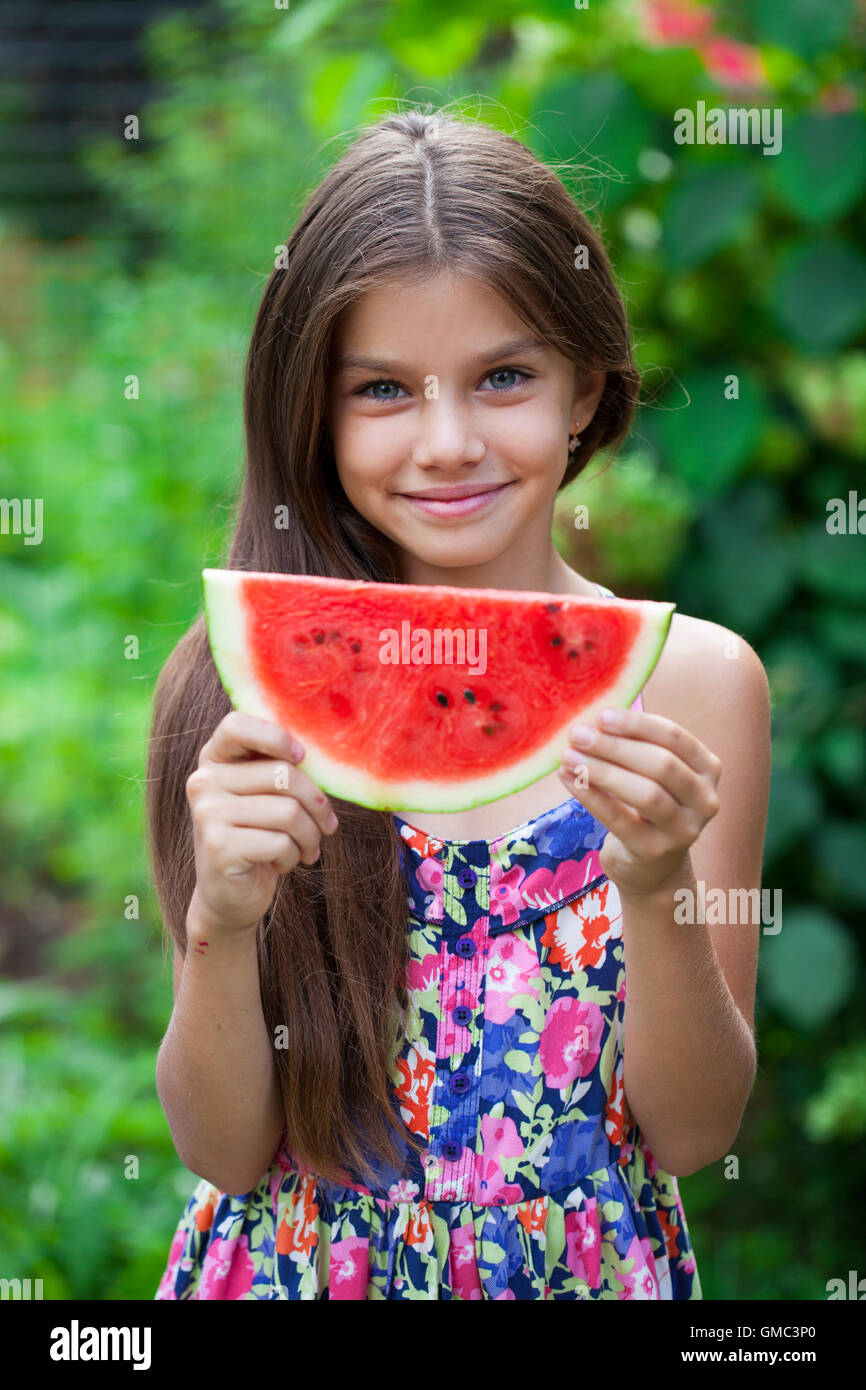 Porträt eines jungen Mädchens Brünette mit Wassermelone, Sommer im freien Stockfoto