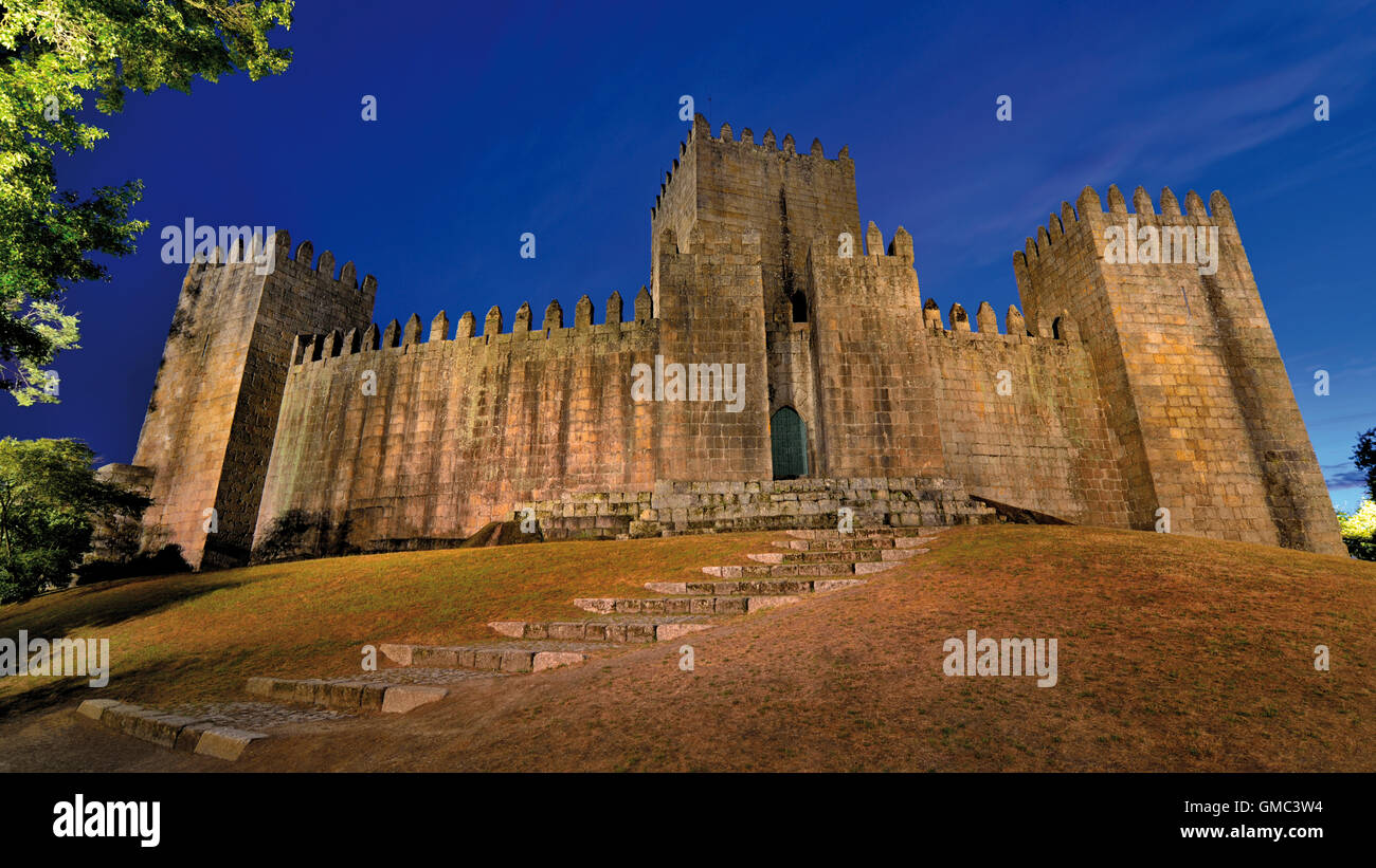 Portugal: Nächtlicher Blick auf die mittelalterliche Burg von Guimaraes Stockfoto