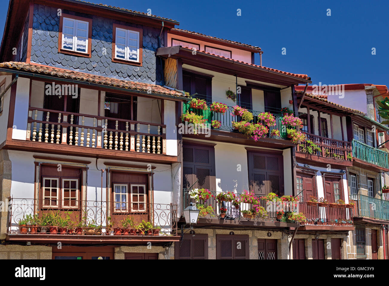 Portugal: Historische Gebäude und Balkon Häuser rund um Santiago Platz in Guimaraes Stockfoto