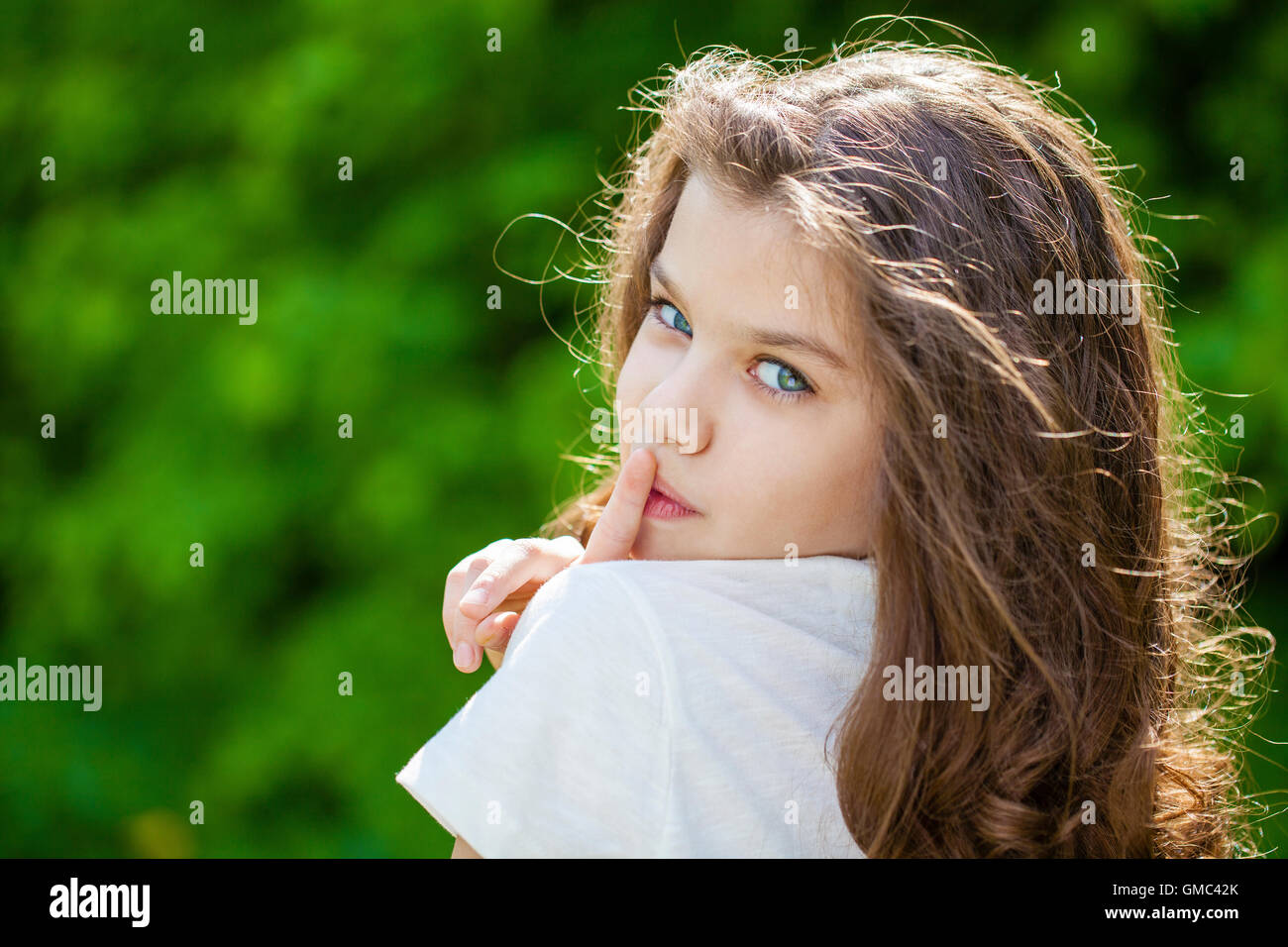 Junge schöne Mädchen hat für Lippen als Zeichen der Stille, im freien Sommer Zeigefinger gelegt. Stockfoto