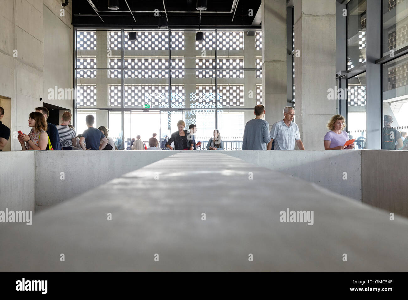 Menschen bei der Fortbewegung im oberen Stock mit Zugang zur Aussichtsplattform. Haus in der TATE MODERN, London, Vereinigtes Königreich zu wechseln. Architekt: HERZOG & DE MEURON, 2016. Stockfoto