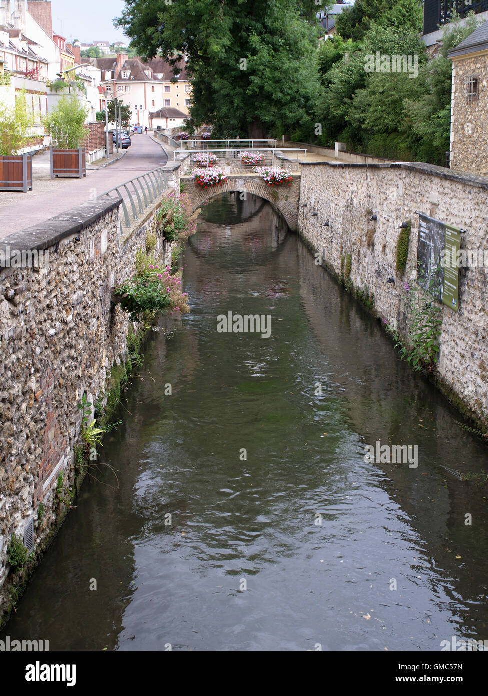 Fluss Iton durchströmenden Evreux in der Nähe der Kathedrale Stockfoto