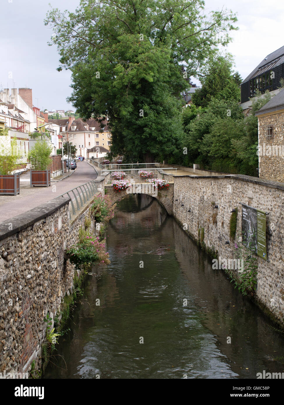 Fluss Iton durchströmenden Evreux Stockfoto