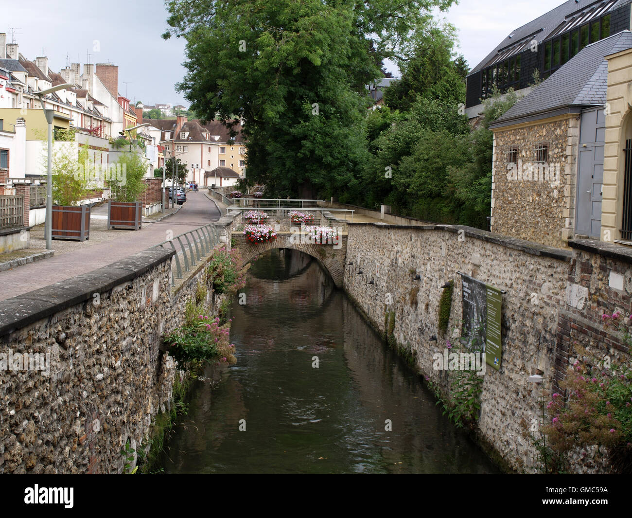 Fluss Iton durchströmenden Evreux Stockfoto