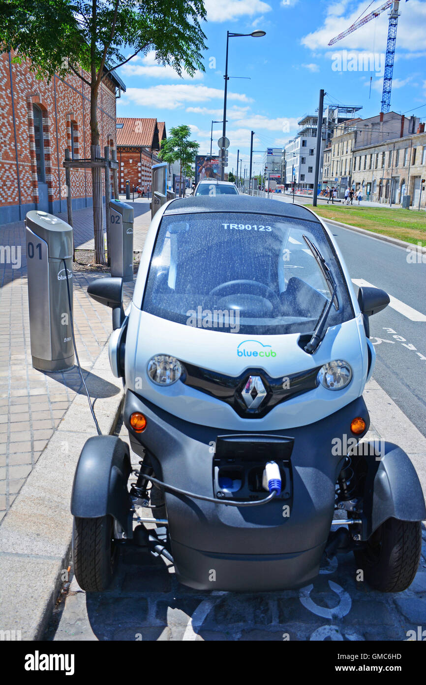 Aufladen eines Renault Auto vom Stromnetz die Befugnisse Iin Straße Bordeaux Gironde Frankreich Stockfoto