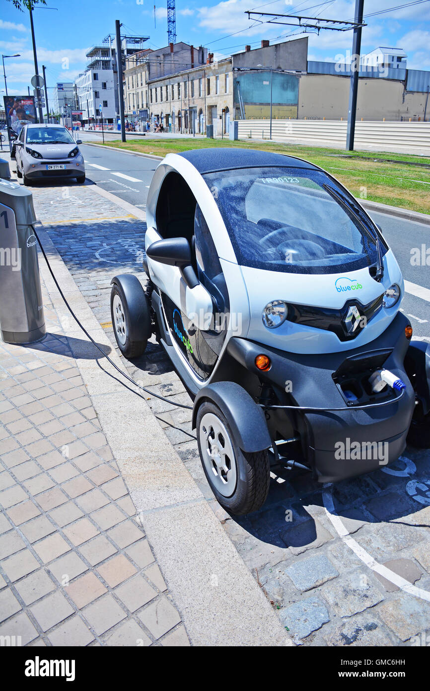 Aufladen eines Renault Auto vom Stromnetz die Befugnisse Iin Straße Bordeaux Gironde Frankreich Stockfoto