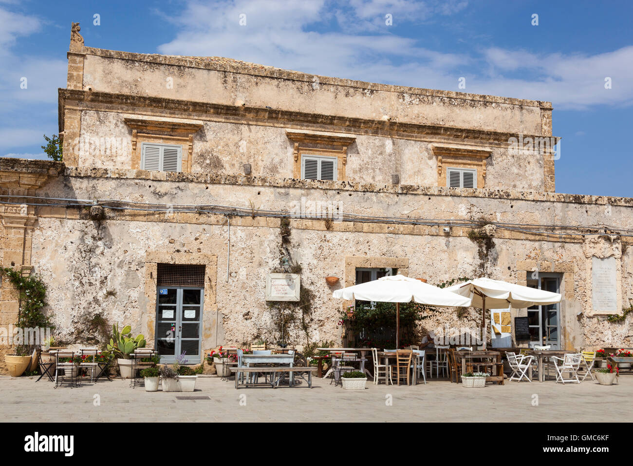 Liccamuciula Restaurant und Shop, Piazza Regina Margherita, Marzamemi, Sizilien, Italien Stockfoto