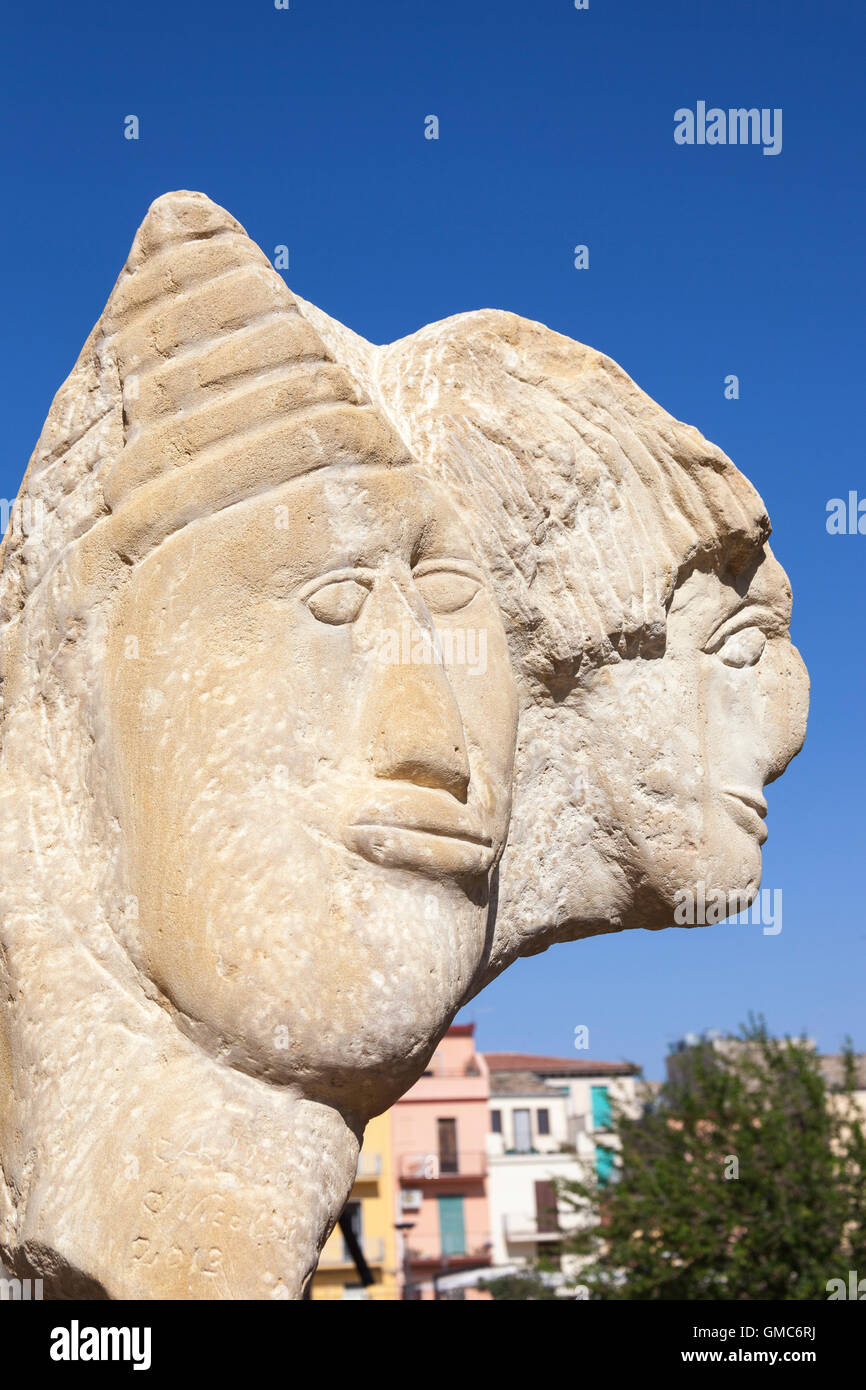Ich Titani-Skulptur von Alfio Nicolosi, Giardini Iblei, Ragusa Ibla, Ragusa, Sizilien, Italien Stockfoto
