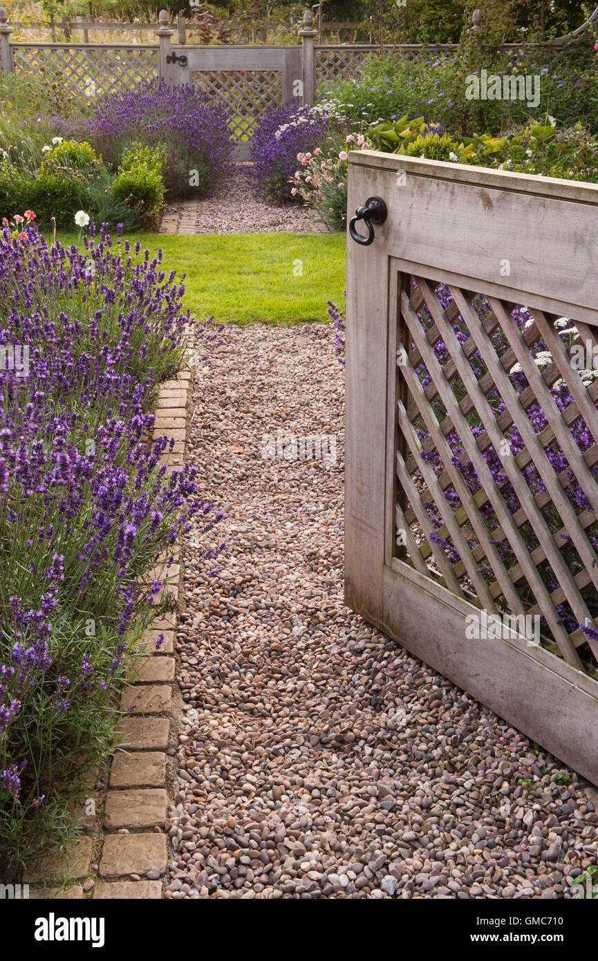 Lavendel und offene Tor, führt in eine schöne, traditionelle, entworfen, gepflegten, privaten Garten - North Yorkshire, England. Stockfoto