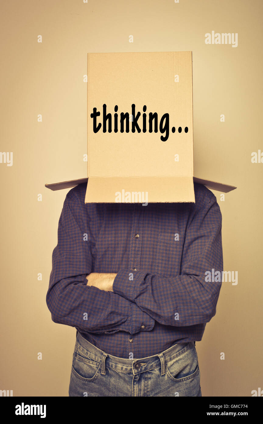 Der Mann mit der box über den Kopf, ich denke Konzept Stockfoto
