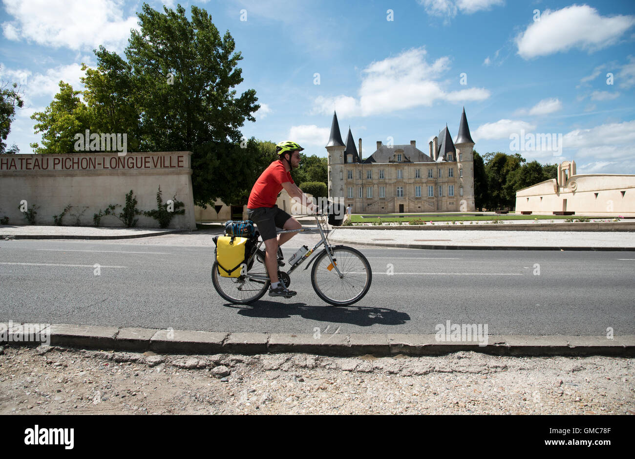 Chateau Pichon Longueville Pauillac Frankreich A Mann Radfahren vorbei an dieser historischen französischen Weingut in der Region Pauillac Borde Stockfoto