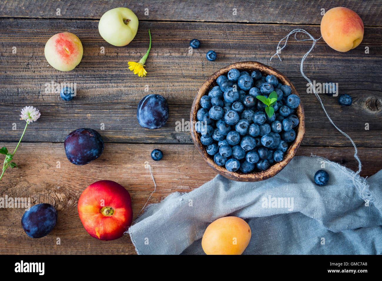 Frisches Obst auf einem Holztisch. Ansicht von oben Stockfoto