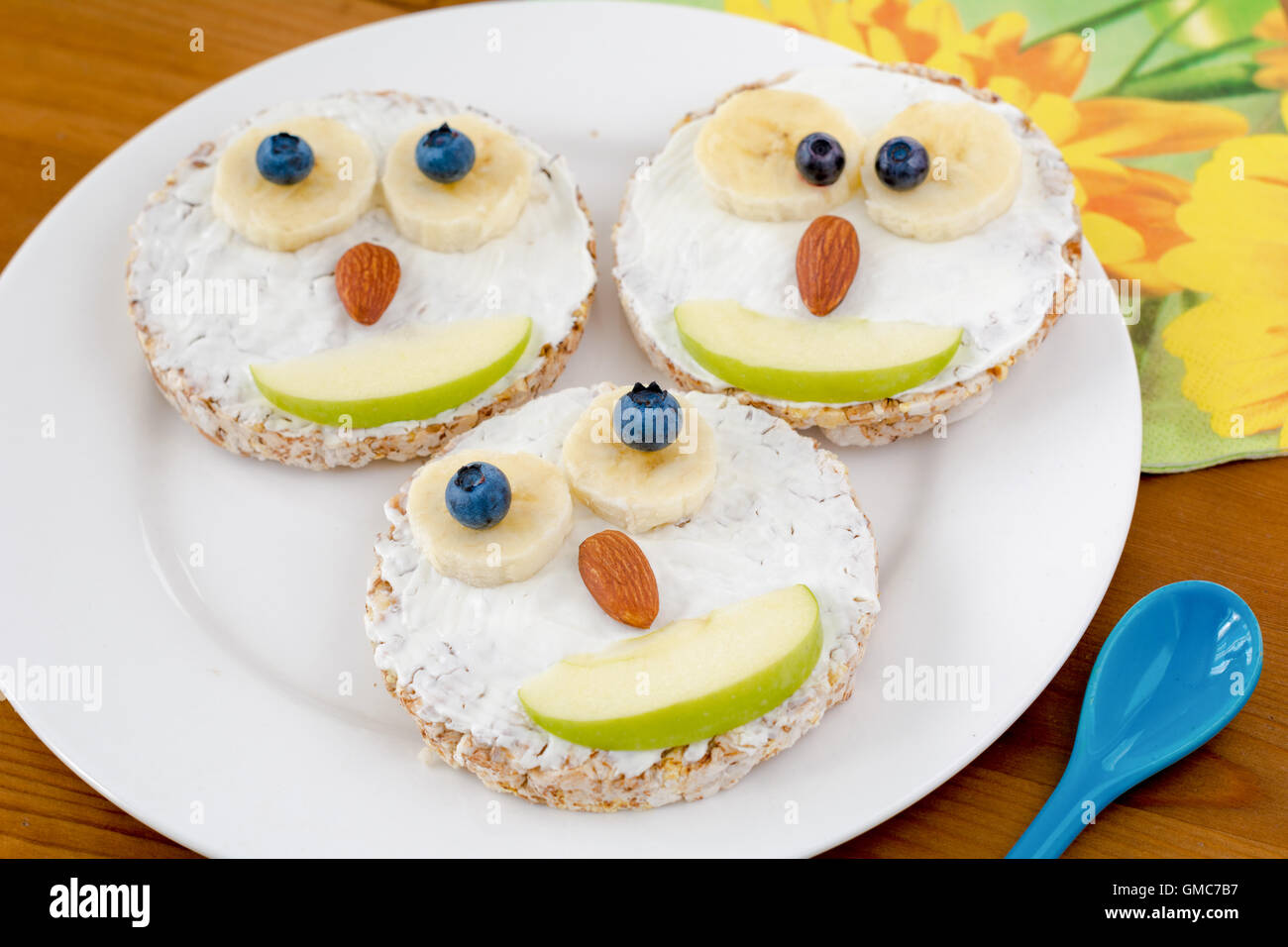 Eule-Kuchen für Kinder Frühstück auf einem Tablett. Lustige, kreative Küche für gesunde Kinder Frühstück. Stockfoto