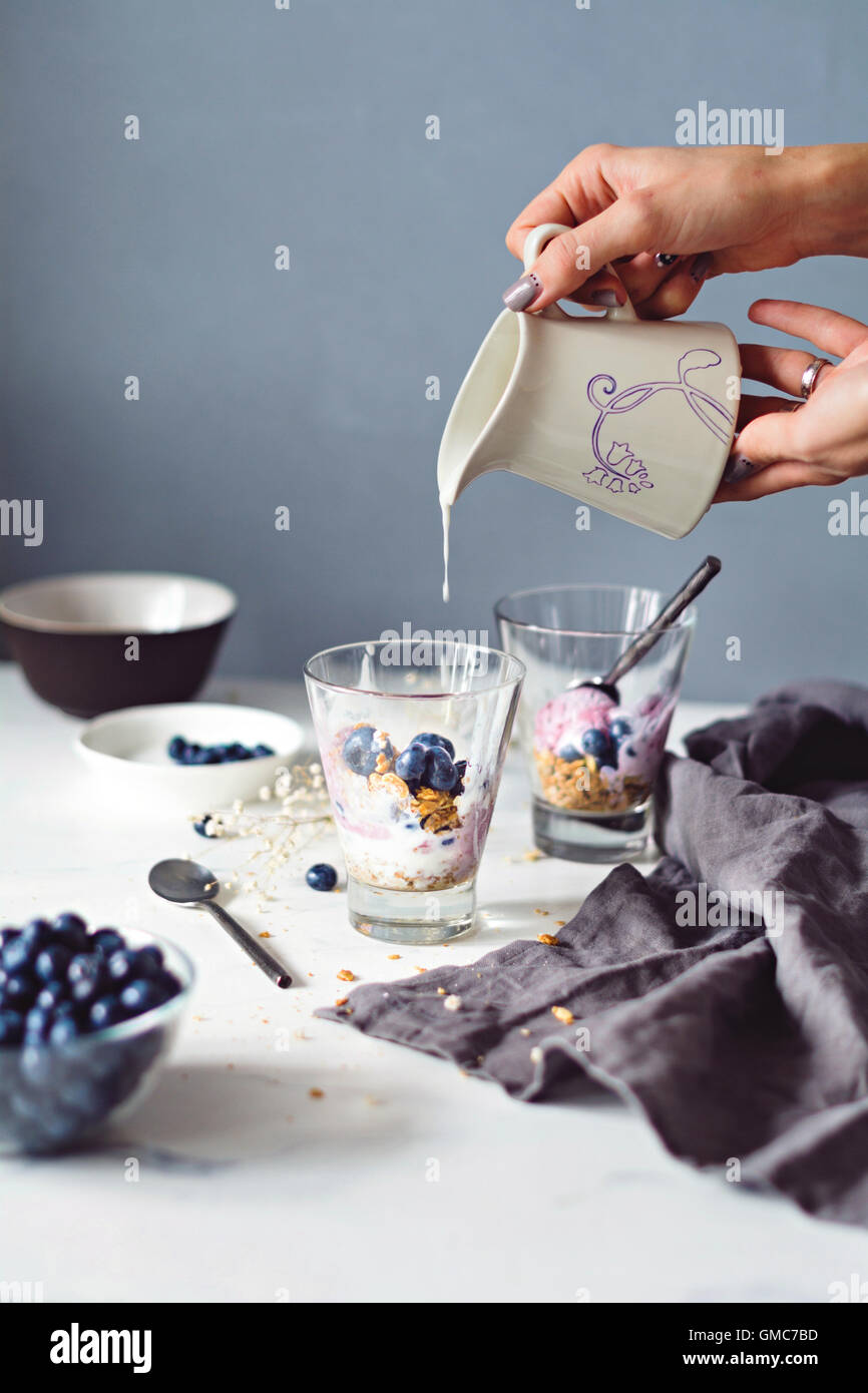 Gesundes Frühstück mit Müsli, Joghurt und Beeren Stockfoto