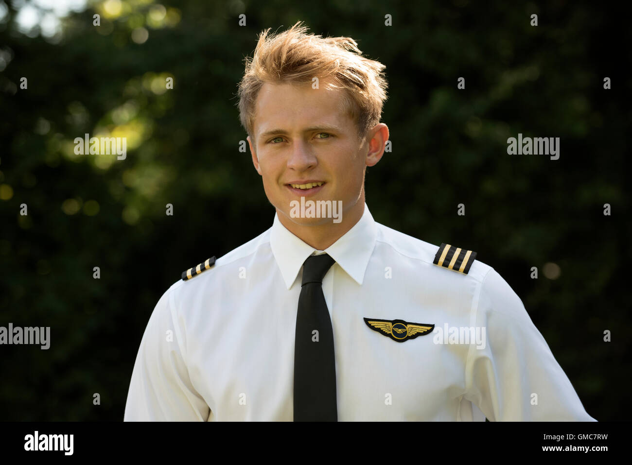 Porträt eines jungen männlichen Airline-Piloten in uniform Stockfoto