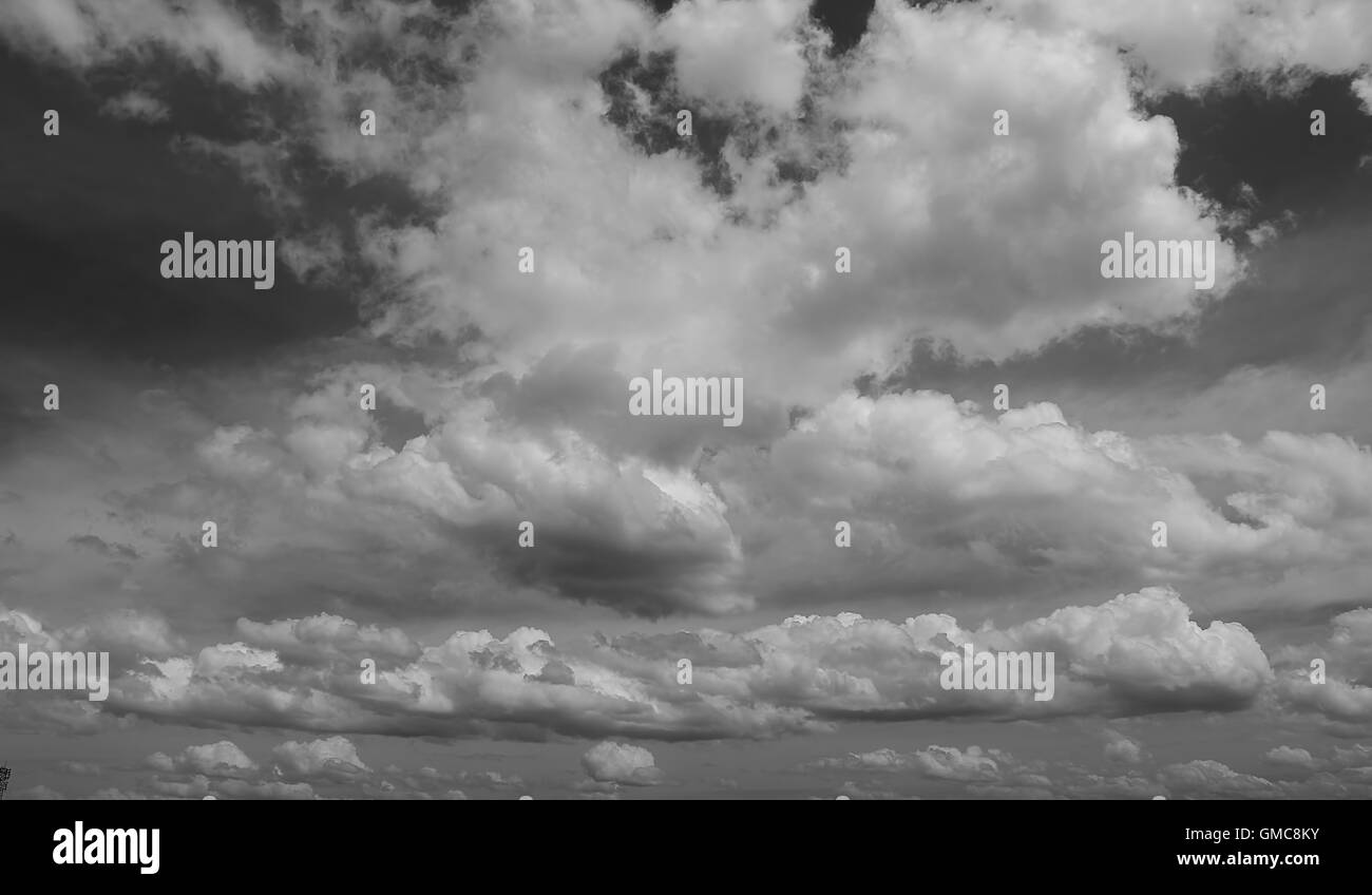 Variable Wolken, Himmelblau, schwarz / weiß Hintergrundmuster. Stockfoto