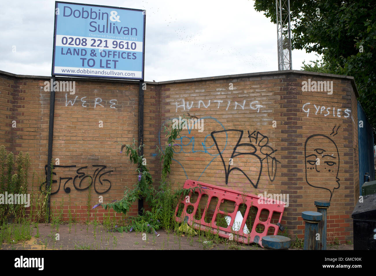 Hackney. Graffiti, die sagen: "Wir sind Jagd Zigeuner". Stockfoto
