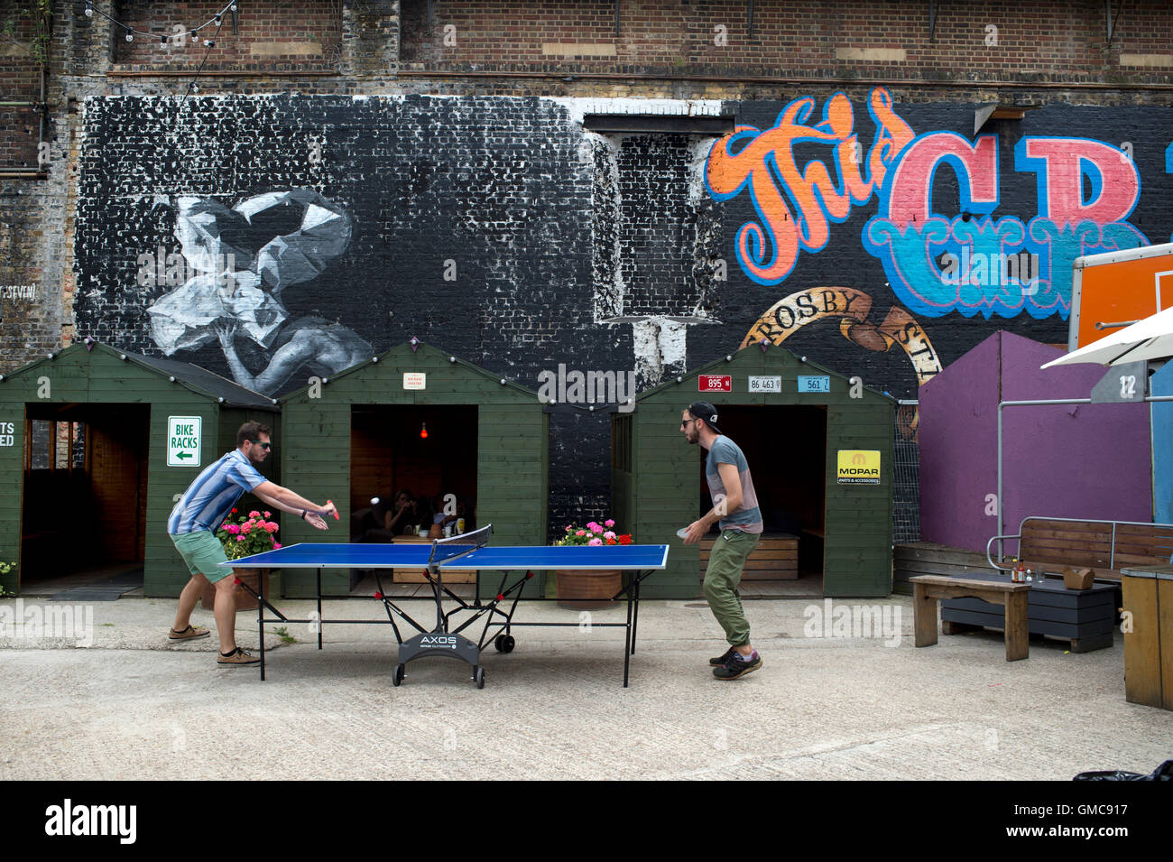 Hackney Wick. Zwei junge Männer spielen Tischtennis. Stockfoto