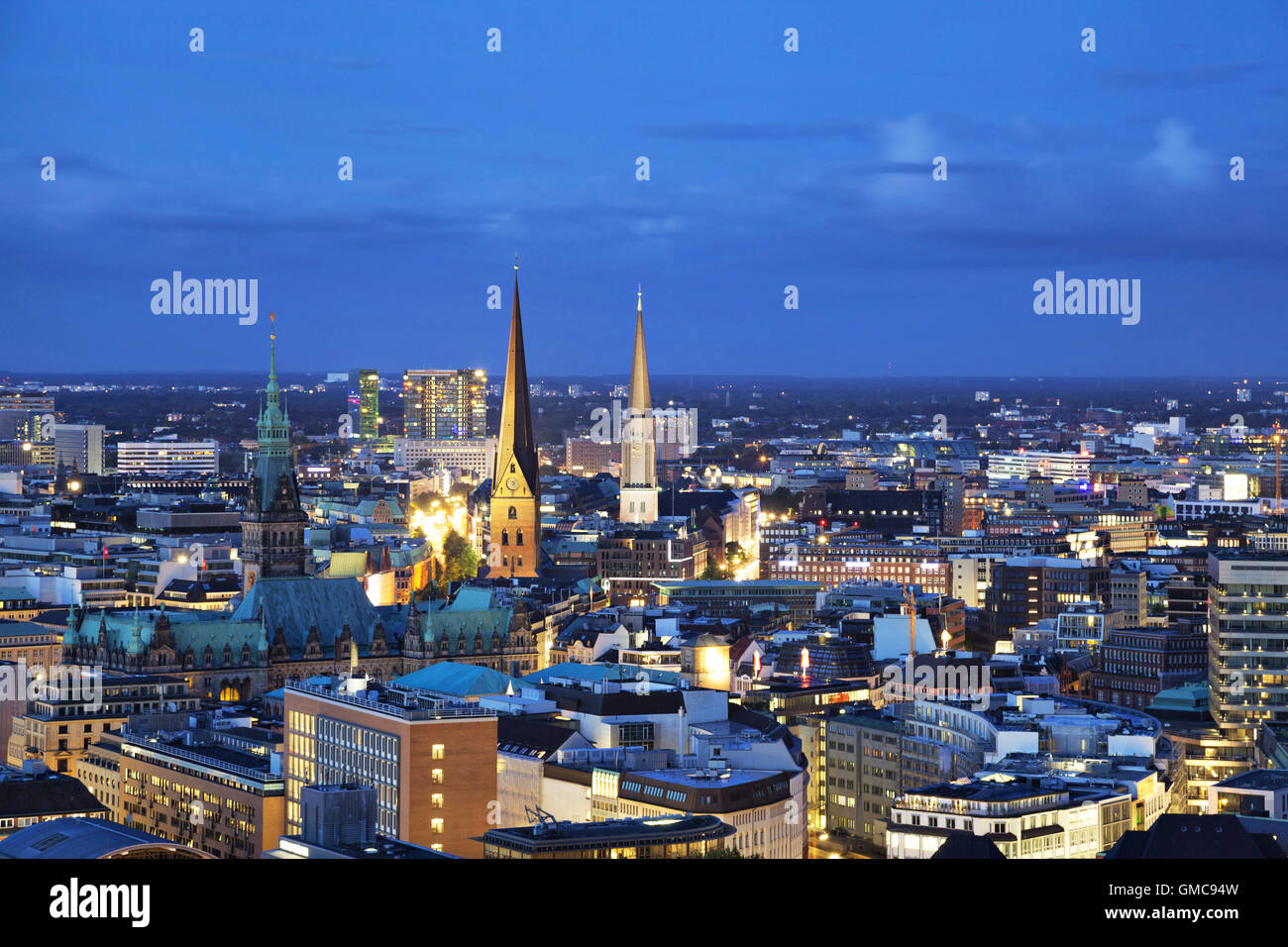 Luftbild auf Hamburg aus St. Michael-Kirche am Abend, Deutschland Stockfoto