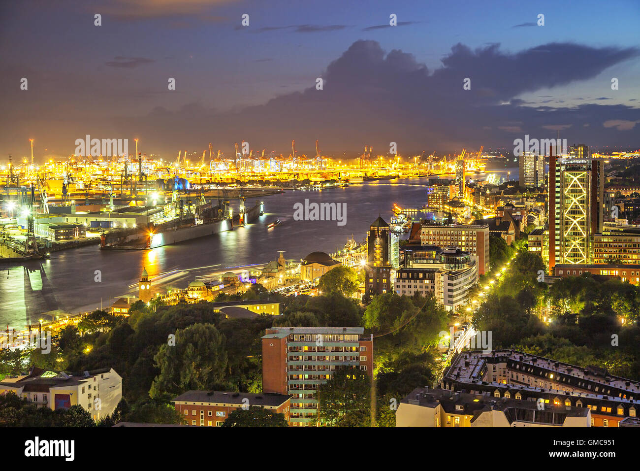 Blick auf den Hamburger Hafen am Abend aus der Kirche von St. Michael, Deutschland Stockfoto
