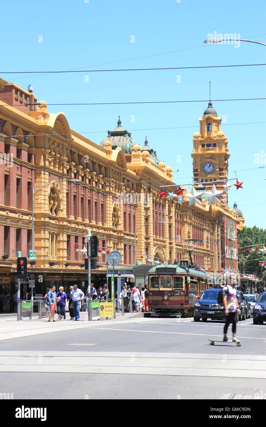 Historische Straßenbahn fährt vor Flinders Station in Melbourne Australien. Stockfoto