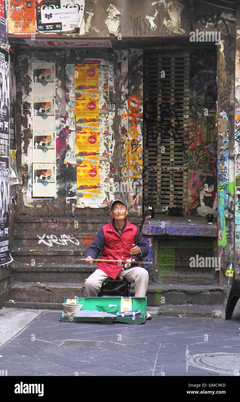 Ein Mann Schnallen im Centre Place in Melbourne Australien. Stockfoto