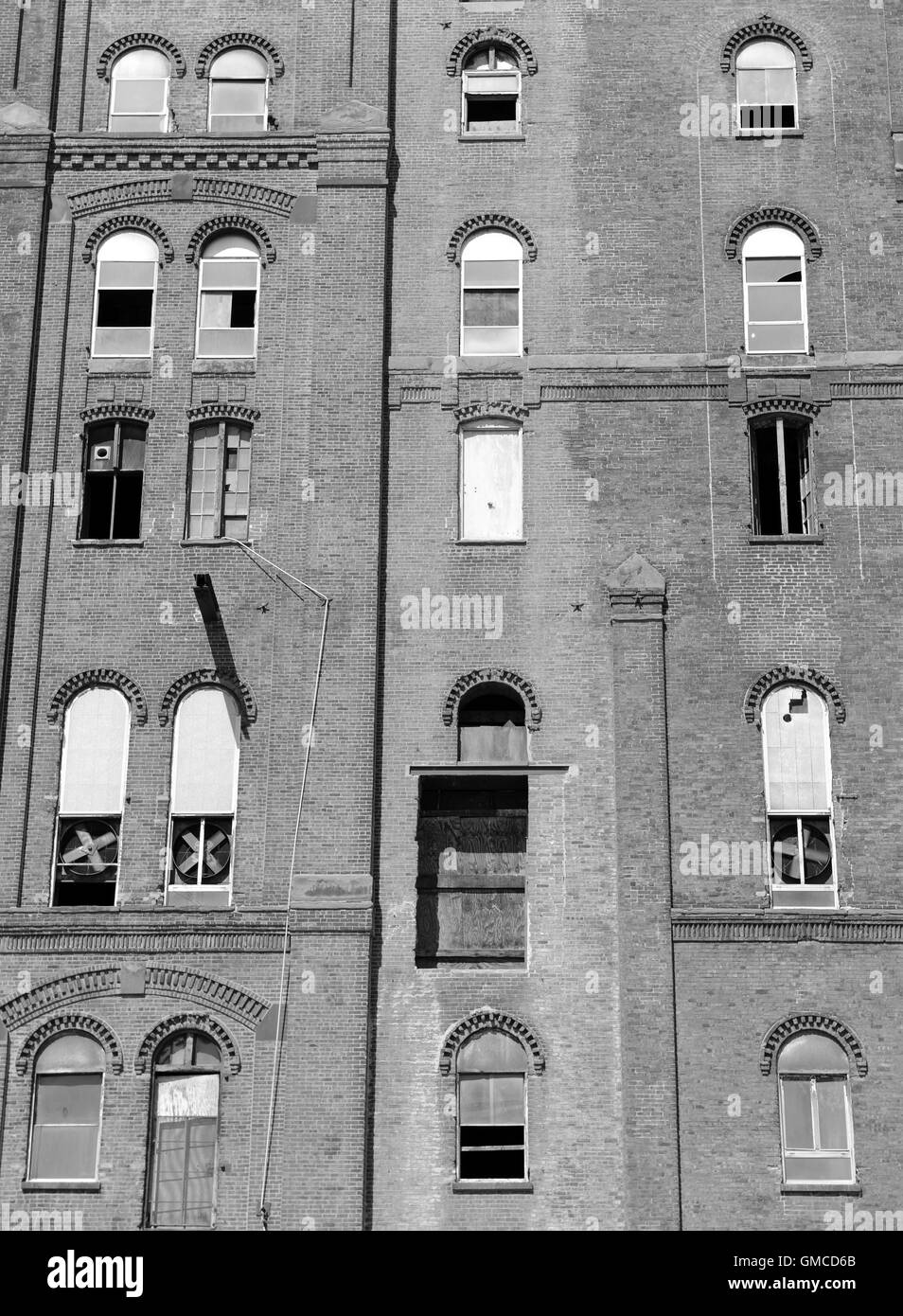 Verlassene Ziegelbau mit zerbrochenen Fensterscheiben Stockfoto