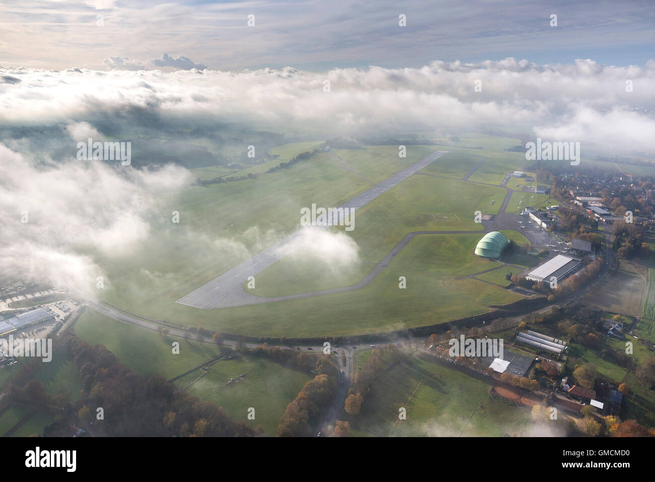 Luftaufnahme, Flughafen Essen-Mülheim in ein Loch in den Wolken, Regionalflughafen, Flugplatz, Luftaufnahme von Mülheim an der Ruhr, Stockfoto