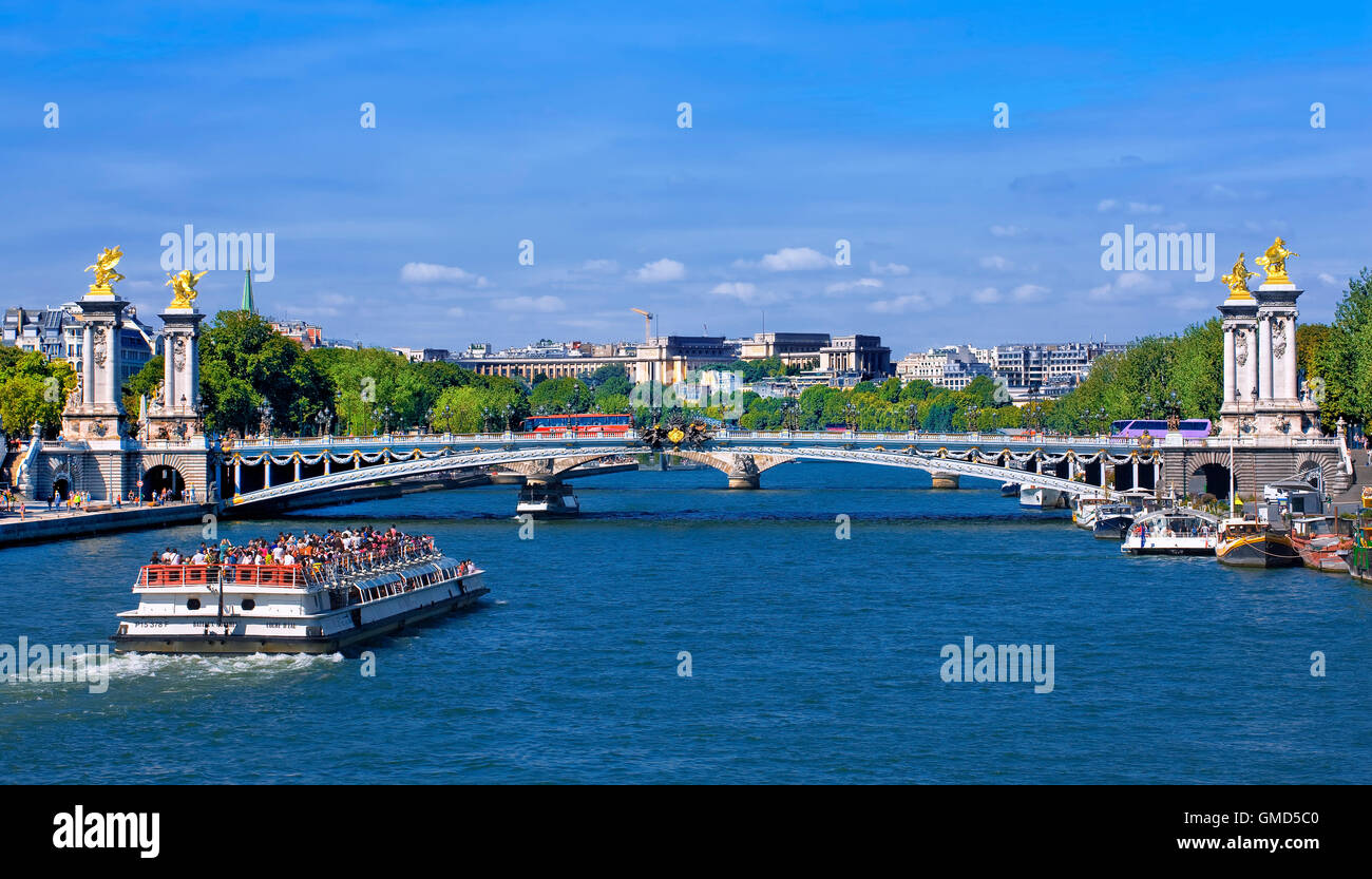 Touristenboot am Seineufer in Paris, Frankreich Stockfoto