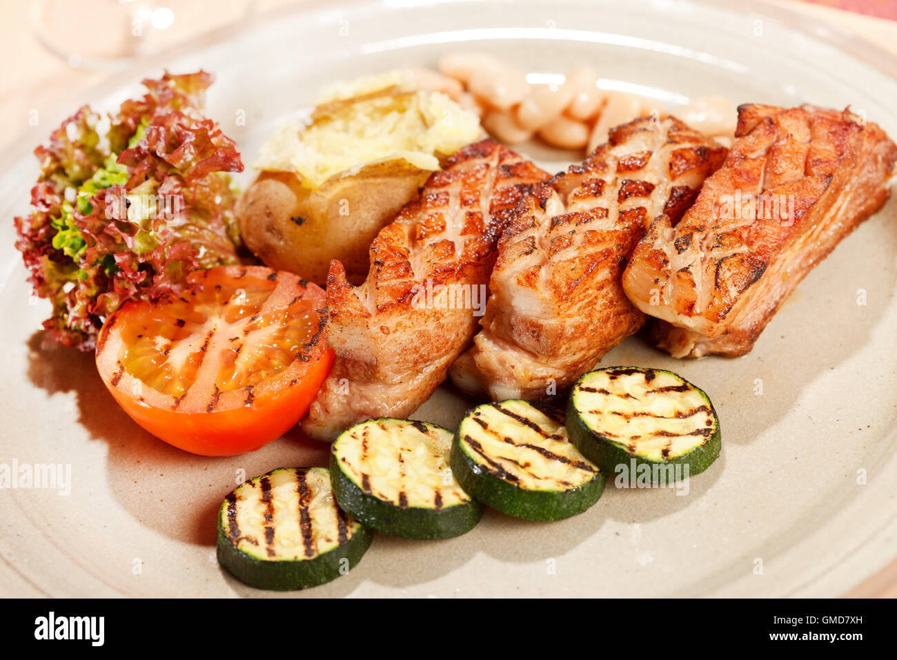 Fleisch mit gegrilltem Gemüse Stockfoto