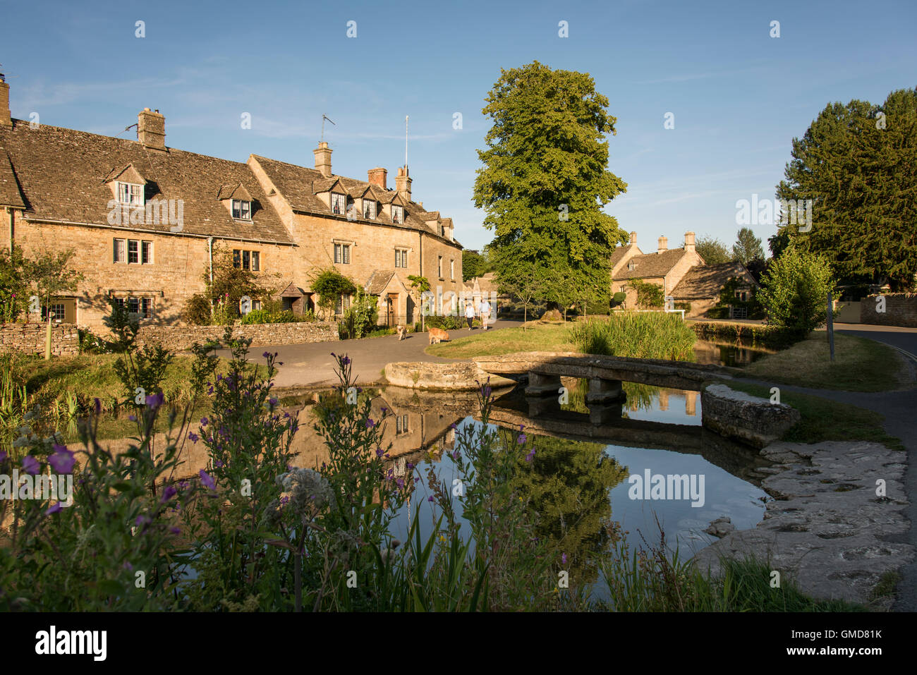 Eine alte Weiler westlich von Bourton auf dem Wasser fließt der Fluss Auge durch Cotswold Dorf von Lower Slaughter Stockfoto