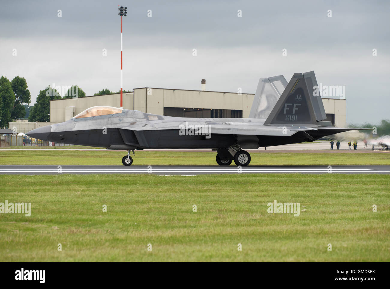 Eine Lockheed Martin F-22 Raptor Stealth Fighter wartet auf der Startbahn in Fairford kurz vor dem Abheben bei der RIAT anzeigen Stockfoto