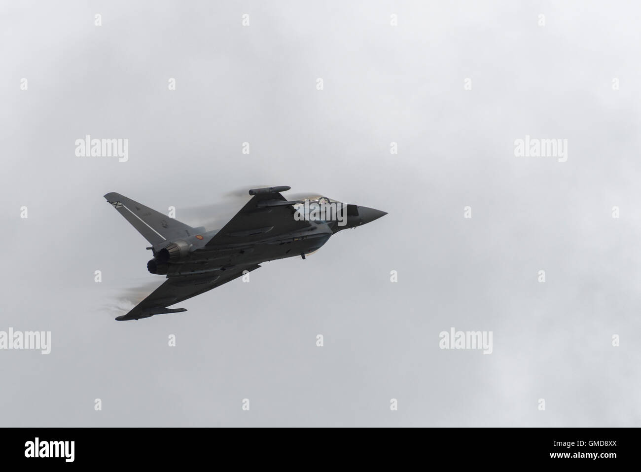 Ein Eurofighter EF2000 von der spanischen Luftwaffe macht einen schnellen Pass während seiner Anzeige auf 2016 Royal International Air Tattoo Stockfoto