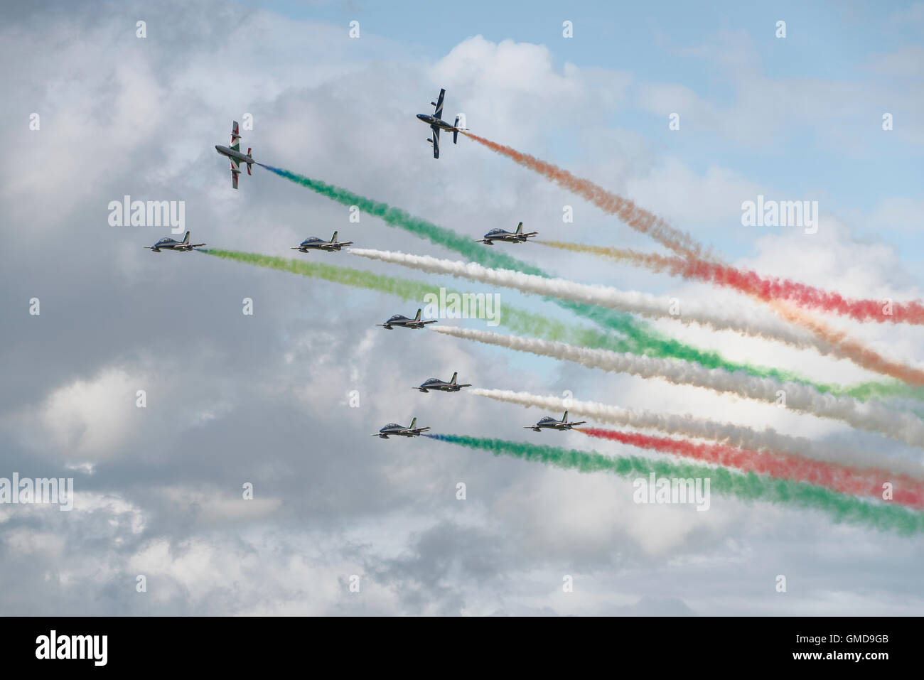 Der italienischen militärischen Kunstflug Display Team Frecce Tricolori Manöver einige komplizierte auf 2016 RIAT Stockfoto