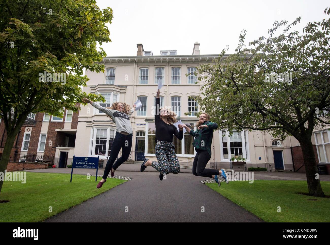 (Links nach rechts) Frances Hearld (7A * und 2A), Celia Edwards (* 4A und 7A) und Phoebe Delamere (2A * und 6A) feiern ihre GCSE-Ergebnisse an der Mount School in York. Stockfoto