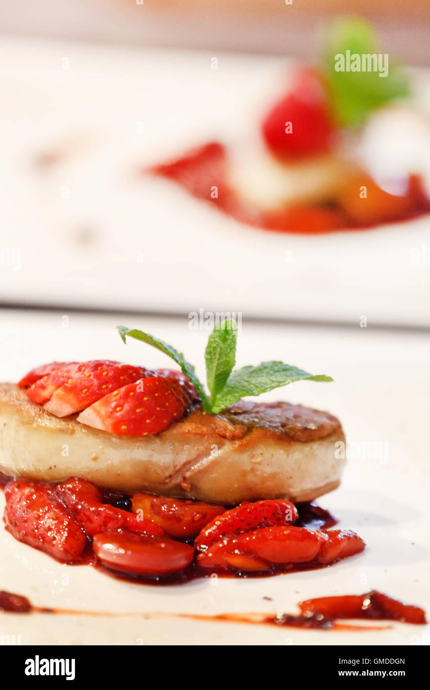 Gänsestopfleber mit Erdbeere Stockfoto
