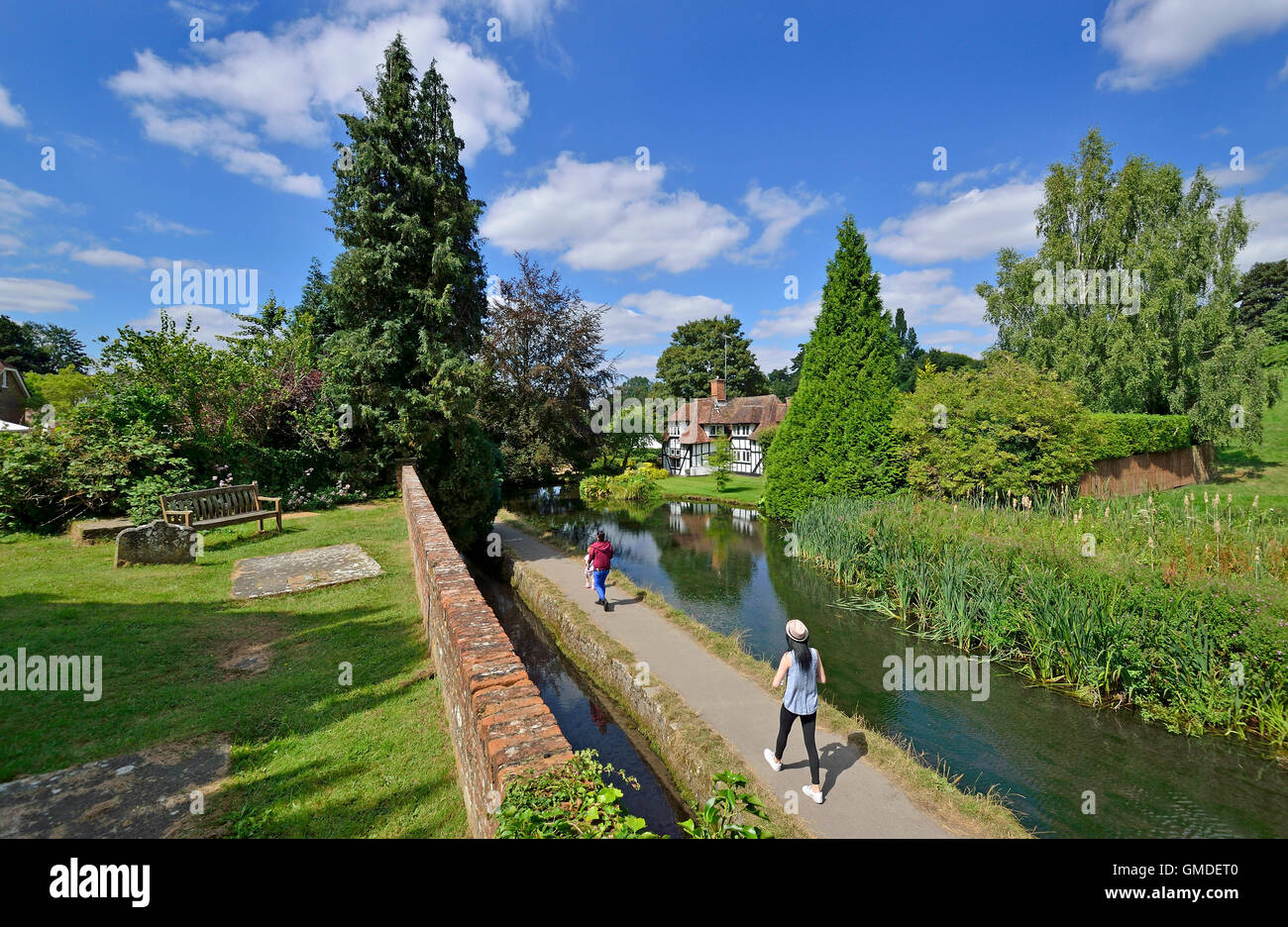 Lose Dorf, Maidstone, Kent, UK. Lose Brooks (Bach durch das Dorf) und Fachwerk Ferienhaus Stockfoto