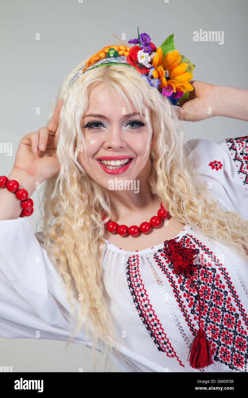 Frau trägt ukrainische Tracht Stockfoto