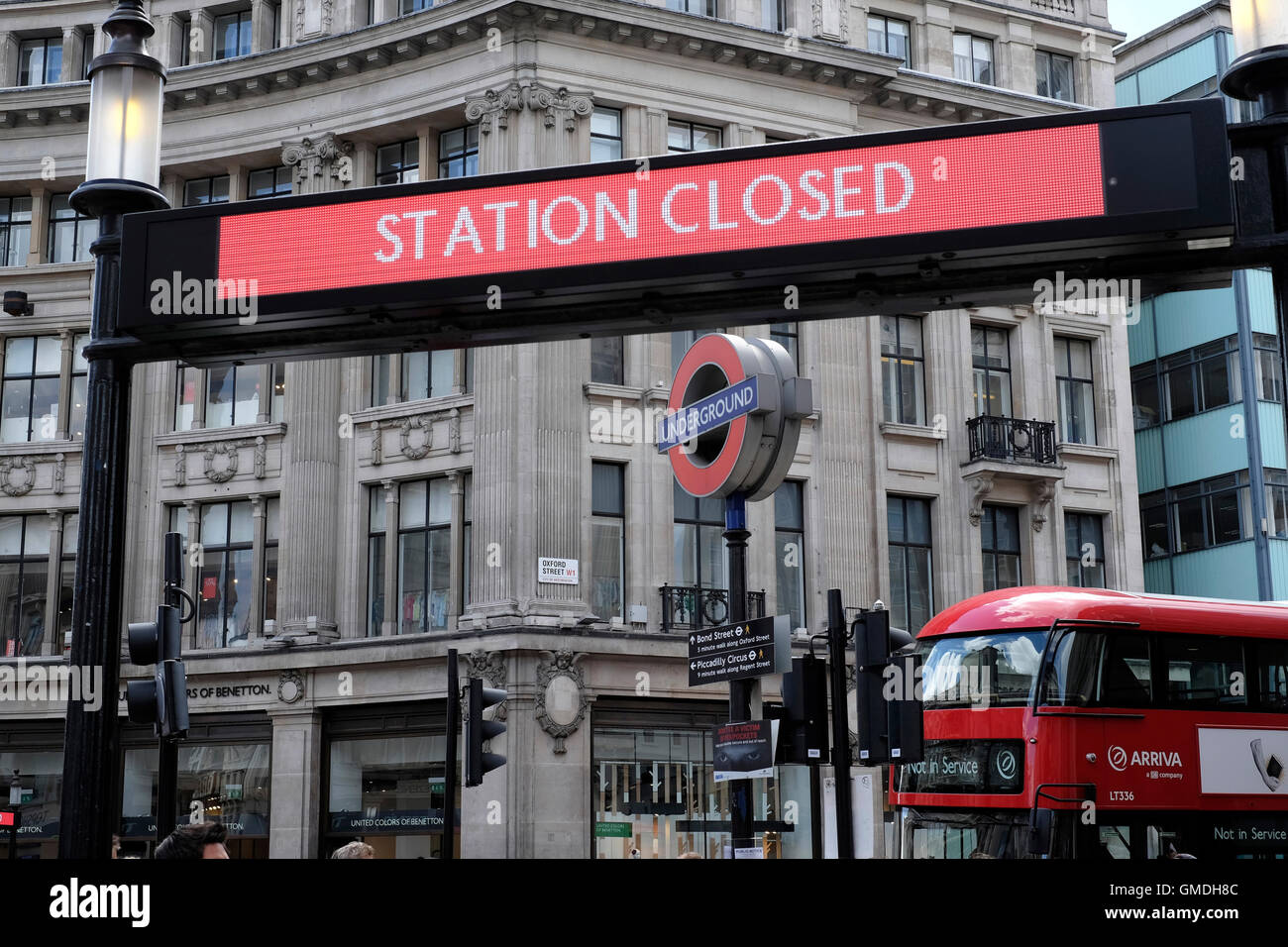 Ein Schild mit der Aufschrift "Tankstelle geschlossen" Oxford Street u-Bahnstation durch Rohr Streik angezeigt. Stockfoto