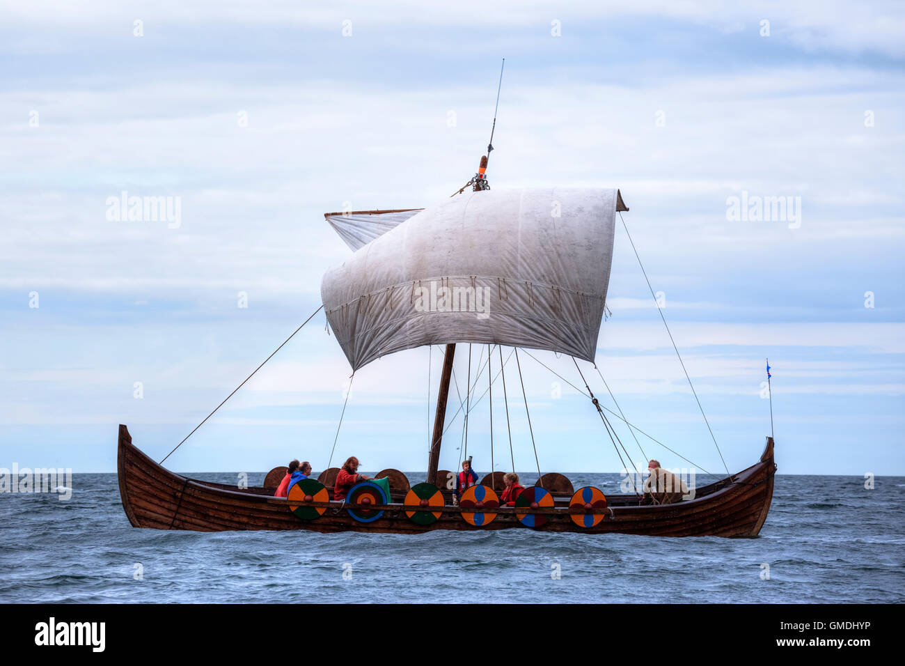 Wikingerboot mit Touristen im Hafen von Reykjavik, Island Stockfoto